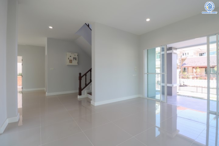 บ้านมือสองตกแต่งใหม่ ม.กฤษดาลากูน กาญจนาภิเษก-นครอินทร์ บนเนื้อที่ 85.9 ตร.ว. สนามหญ้ากว้างถึง 180 ตร.ม. ฟังก์ชัน 3 ห้องนอน 1 ห้องนอนแม่บ้าน 4 ห้องน้ำ 2 ที่จอดรถ บนทำเลเยี่ยมสุด เชื่อมต่อถนนหลายเส้นทาง ใกล้จุดขึ้นทางด่วน "ศรีรัช"